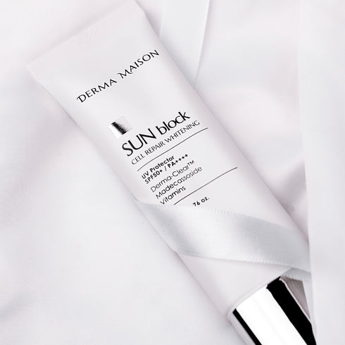 Protejați-vă pielea cu crema SUN block Cell Repair Whitening Cream de la DERMA MAISON, care oferă protecție cu spectru larg SPF50+ PA++++. Această formulă avansată nu numai că protejează împotriva razelor UV dăunătoare, dar promovează, de asemenea, repararea celulelor și albirea pielii. Infuzată cu Dermo-Clear™, Madecassoside și vitamine, este completarea perfectă a regimului zilnic de îngrijire a pielii, oferind un finisaj ușor, non-gras pentru toate tipurile de piele